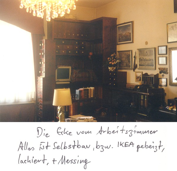 Die Ecke vom Arbeitszimmer. Alles ist Selbstbau bzw. IKEA-gebeizt, lackiert, + Messing.
