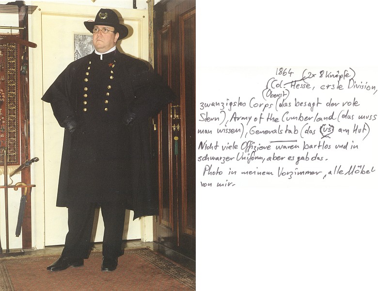 1864 – Col. (Oberst, 2x8 Knpfe) Hesse, erste Division, zwanzigstes Corps (das besagt der rote Stern), Army of the Cumberland (das muss man wissen), Generalstab (das {US} am Hut). – Nicht viele Offiziere waren bartlos und in schwarzer Uniform, aber es gab das. — Photo in meinem Vorzimmer, alle Mbel von mir.